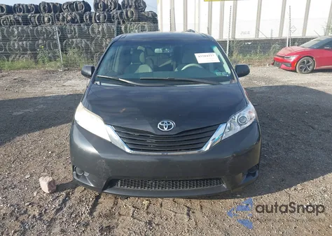 2012 Toyota Sienna Le V6 8 Passenger z USA, uszkodzony, nr VIN 5TDKK3DC1CS255931